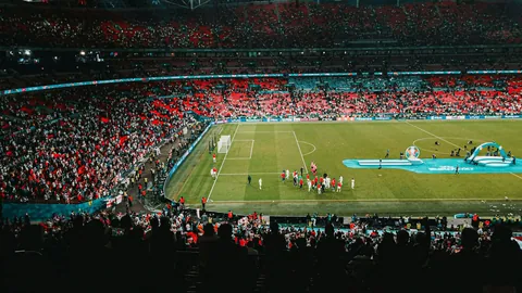 苏翊鸣在央视体育镜头下荣获单板滑雪坡面障碍技巧世界杯金牌